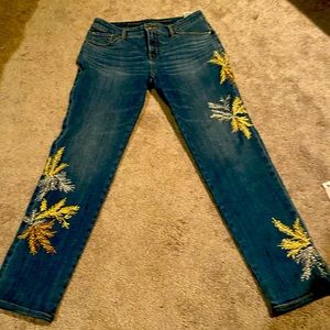 NWOT CHICOS sz 0 GIRLFRIEND Jeans With embroidered details.